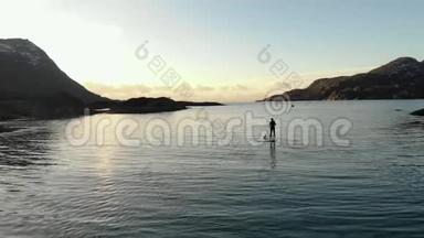 Drone在一<strong>条令</strong>人难以置信的、美丽的挪威峡湾的皮划艇中被击中